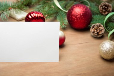 İçinde beyaz noel ağacı ve kırmızı böğürtlen olan Noel kartı.