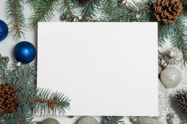 Beyaz kağıt ve çam dalları ile Noel arkaplanı. Yeni yıl kartı, Noel süslemeleri. Düz yatış, üst manzara. Boşluğu kopyala, şablon
