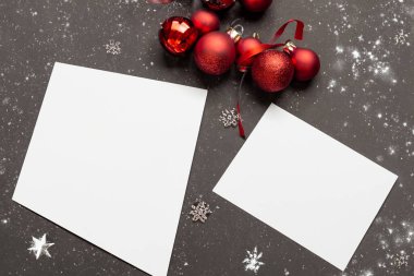 Boş Noel kartları ve Noel süslemeleri. Noel ağacı dalları, Noel süslemeleri. düz konum, üst görünüm, metin için boşluk