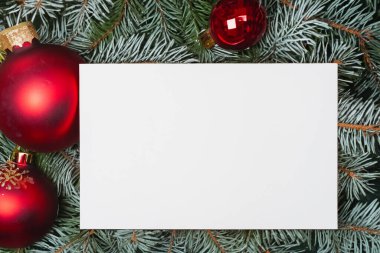 Ahşap arka plan üzerinde Noel tebrik kartı.