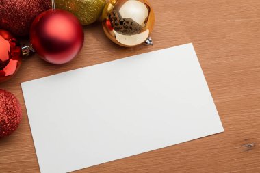 Noel arkaplanı, boş tebrik kartı ve Noel ağacı.