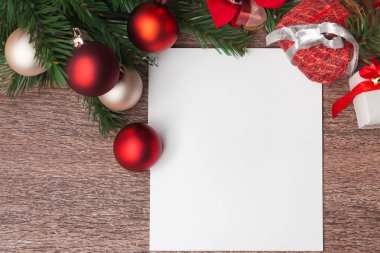 Noel tebrik kartı ve köknar ağacı dalı ve süslemeleri.