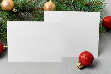 Boş kağıtlı beyaz noel kartı