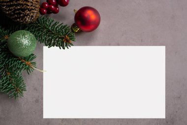 boş noel kartı, noel ağacı dalları, noel süslemeleri, beyaz arka plan.