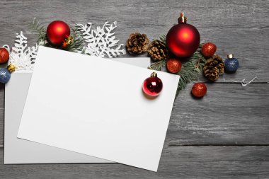 Beyaz arkaplanda noel süslemeleri ve kopyalama alanı olan boş bir noel kartı