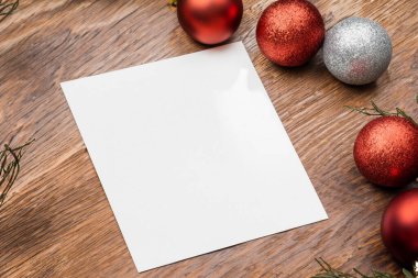 Tahta bir arka planda noel tebrik kartı gibi..