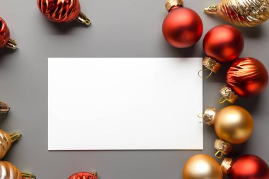 Beyaz arkaplanlı boş kağıtlı noel kartı, üst görünüm.