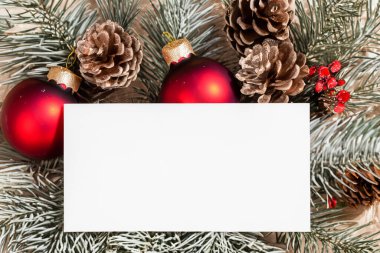 İçinde köknar ağaçları ve süslemeler olan boş Noel kartı.