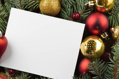 Süslemeli boş noel kartı ve beyaz arkaplanda köknar ağacı dalı
