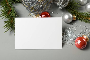 Beyaz noel kartı ve beyaz ahşap masada boş bir kağıt. Selamlarınız için model alın.