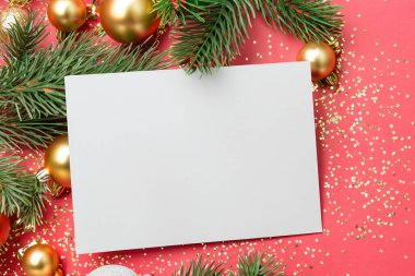 Renk arkaplanı üzerine boş kağıt ve Noel dekoru