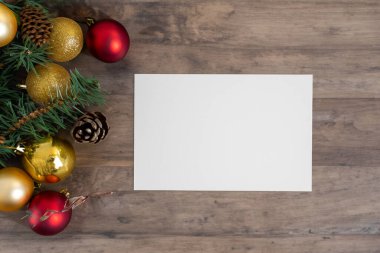 Noel kartı, süslemeler, Noel süslemeleri, Noel ağacı ve boş kartlar, yılbaşı kartı, yeni yıl geçmişi, tatil konsepti, düz döşeme