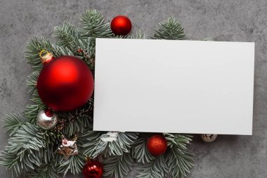 Boş beyaz çerçeve ve beyaz bir arkaplanda noel dekoru. Yılbaşı kartı, Noel ağacı. Yeni yıl kartı. Üst Manzara. Düz yat, alay et