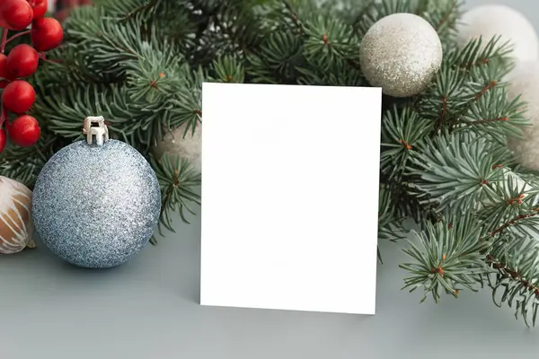 Köknar ağacı dalları ve Noel süslemeleri olan bir Noel arkaplanı. Metnin için kopyalama alanı olan üst görünüm.