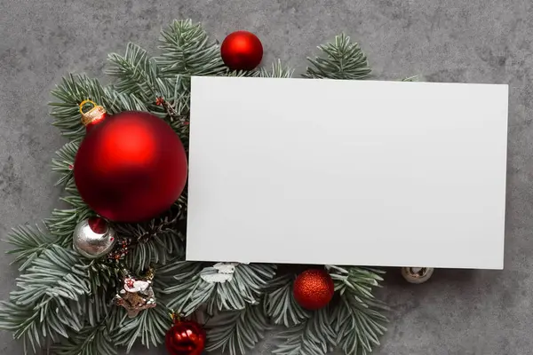 Boş beyaz çerçeve ve beyaz bir arkaplanda noel dekoru. Yılbaşı kartı, Noel ağacı. Yeni yıl kartı. Üst Manzara. Düz yat, alay et