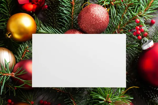 Vitt Julkort Ett Träbord Med Gran Grenar Och Jul Dekorationer — Stockfoto