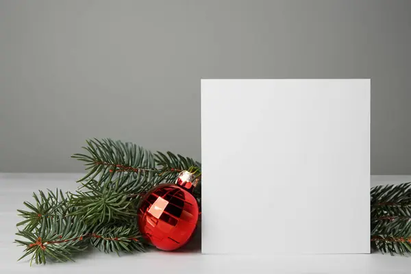 Kerstboom Met Blanco Kaart Geschenkdozen Decoraties Witte Houten Tafel Kerstkaart — Stockfoto