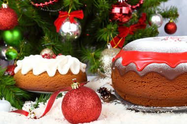 Çikolatalı Noel pastası ve ahşap masa süsleri.