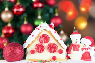 Noel kurabiyeleri ve süslemeler Noel 'de masanın üstünde.