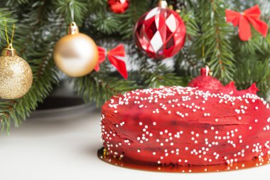 Noel ağacında kırmızı pasta