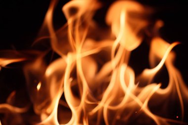 alevler siyah arkaplanda