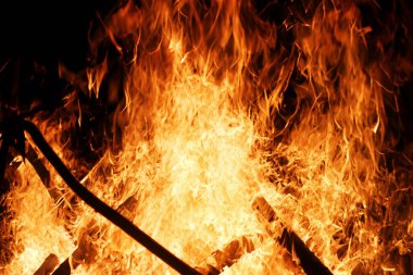 Siyah arkaplanda yanan ateş