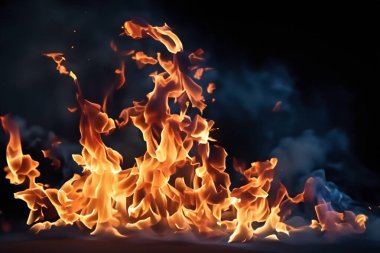 Ateş alevi siyah arkaplanda izole edildi