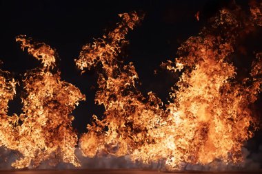 alevler siyah arkaplanda