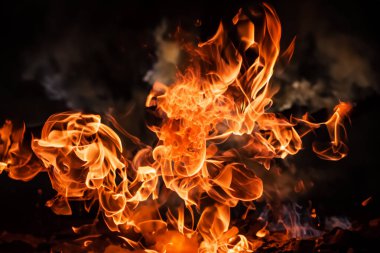 alevler siyah arkaplanda