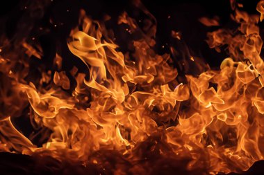 Şöminede yanan alevler