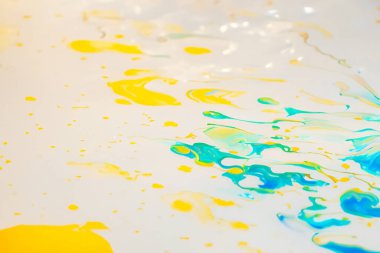 Sudaki renkli boyanın soyut arkaplanı
