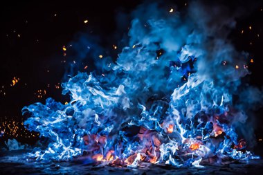 alevler siyah arkaplanda