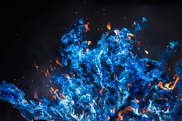 Mavi arkaplanda yanan ateş.