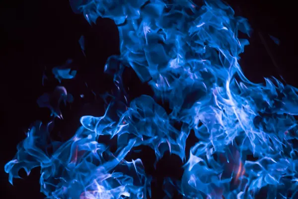 Siyah arkaplanda yangın alevi