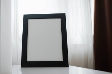 Modern bir iç mekanda duvardaki resim çerçeveleri