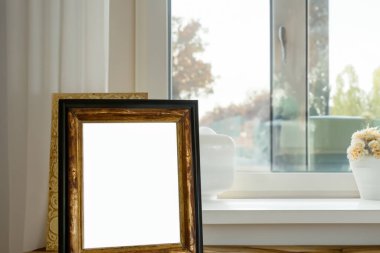 Modern iç mekanda boş çerçeve ve vazo