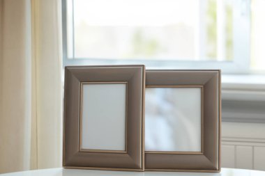 Odanın içinde güzel perdeler olan çerçeve.