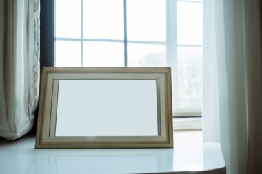 Masadaki boş beyaz çerçeve