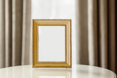 beyaz duvarlı boş resim çerçevesi
