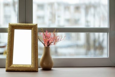 Oturma odasındaki boş fotoğraf çerçevesi.