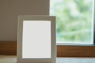 Ahşap masada boş beyaz poster