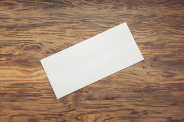 Kağıt ahşap zemin üzerinde