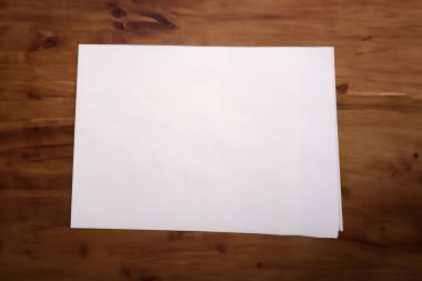 Ahşap arka plan beyaz boş kağıda.