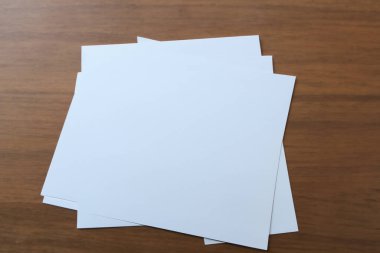 Masa arkasındaki kartvizitler.