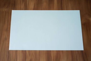 Ahşap bir arka planda boş beyaz sayfa