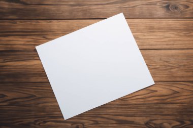 Ahşap arkaplanda boş beyaz kart.