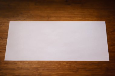 ahşap arka plan üzerinde beyaz kağıt