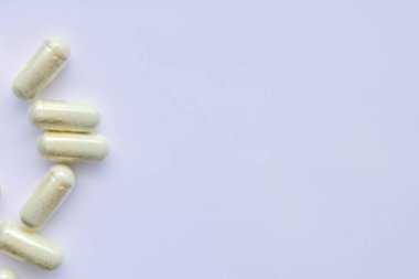 Beyaz arka planda beyaz haplar ve kapsüller, kapatın..