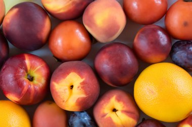 Tahta zeminde taze kırmızı ve sarı elmalar..