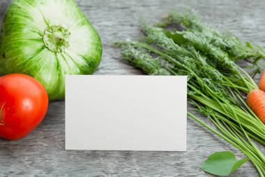 Taze sebzeli boş kart, üst manzara.